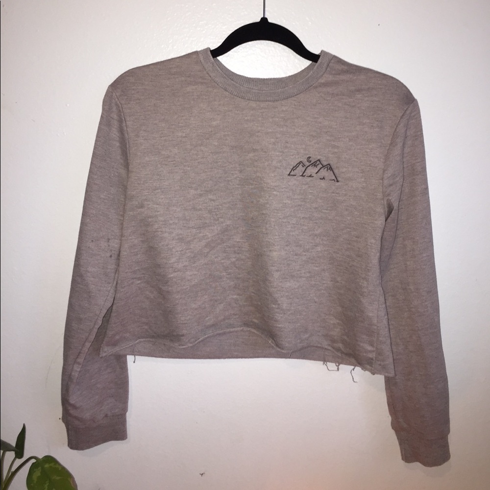 Cropped shirt with mountain design